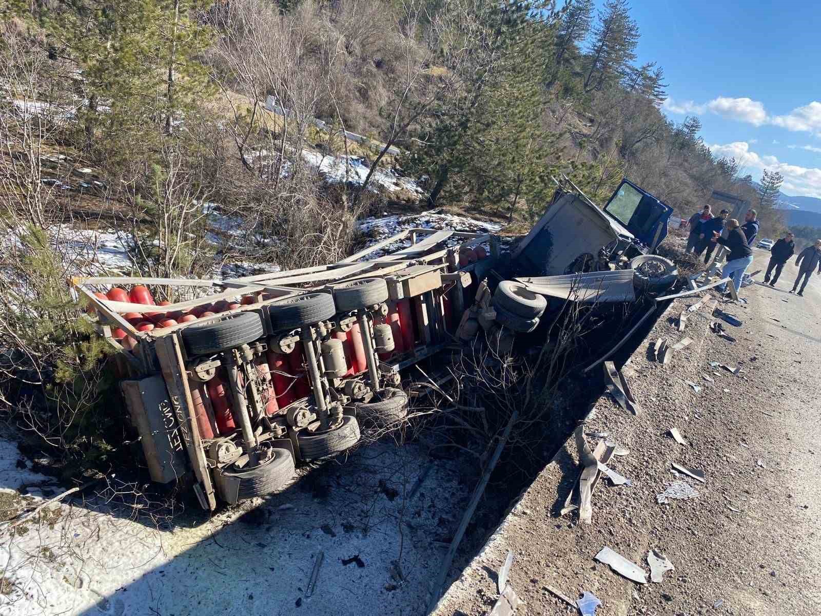 kastamonuda dogalgaz tuplerinin bulundugu kamyon devrildi sZMPedWM