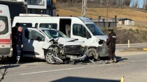 kastamonuda minibus ile hafif ticari arac carpisti 4 yarali UiDS8KZJ