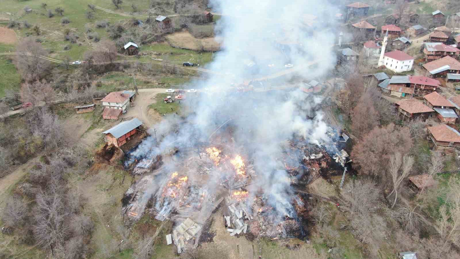 kastamonuda yanginda 3 ev 6 ahir 9 samanlik ve 2 ambar kullanilamaz hale geldi EJusG8tS