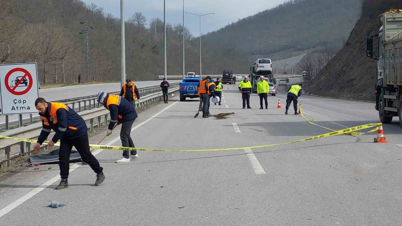 kazada aracin kapisi yerinden cikti yola savrulan yolcu hayatini kaybetti 4UVkjPAk