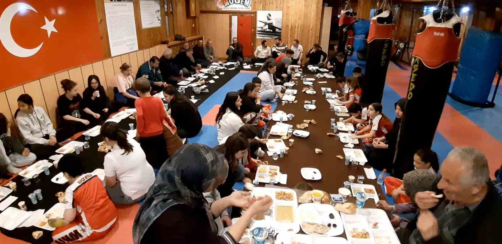 kick bokscular hem spor hem de iftar yapti 3V7Oss27