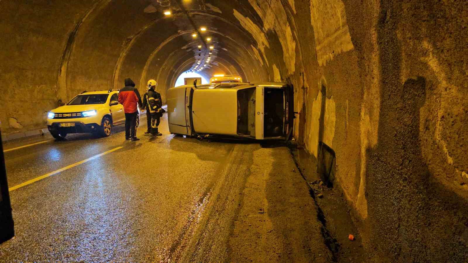 kontrolden cikan tofas tunelde devrildi 1 yarali y9UU5k1T