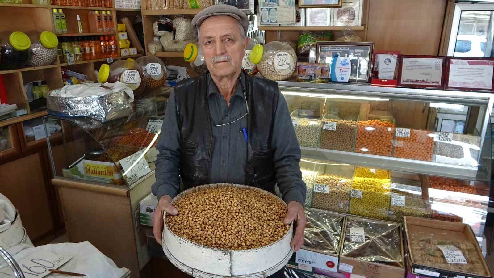 leblebiye adanmis bir omur 66 yildir babasindan ogrendigi yontemle kavuruyor JijglVdu