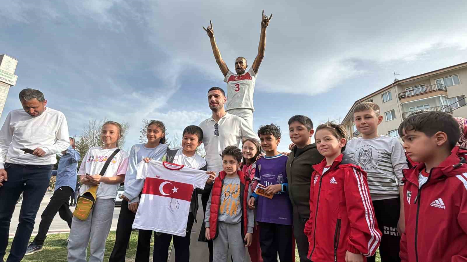 merih demiral boludaki bozkurt heykelinin yaninda iyi ki de yapmisim td2RTYzJ