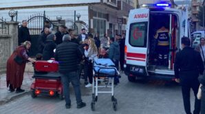 motosiklet ile otomobil kafa kafaya carpisti 4 yarali 9P7ecIVI