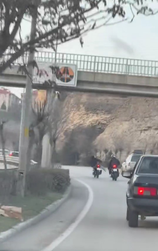 motosikletlilerin tehlikeli yolculuklari pes dedirtti VPtJFa8S