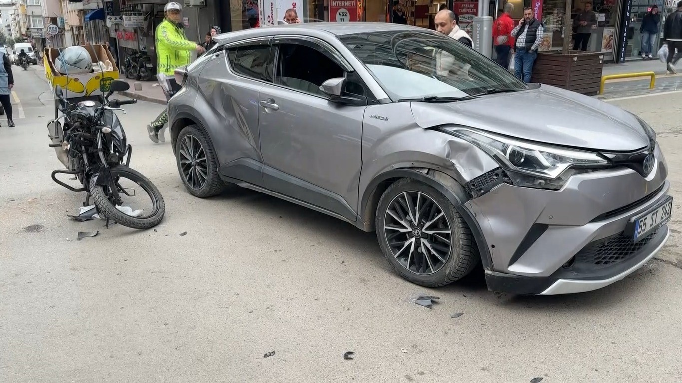 musteriye ait aracla kaza yapan otoparkci ehliyetsiz cikti kaza ani kamerada bnBIi736