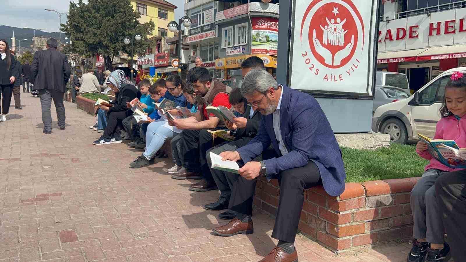 ogrenciler sokakta kitap okuyarak arkindalik olusturdu Y5BH7kvV