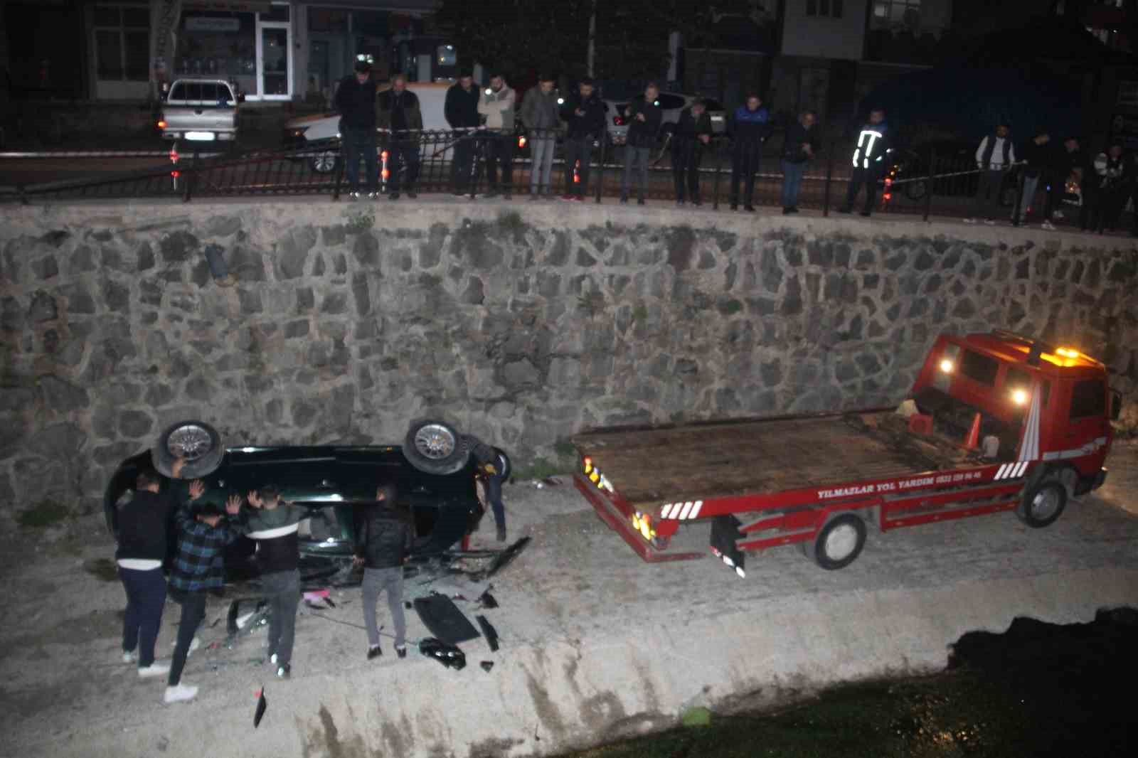orduda otomobil dere yatagina yuvarlandi 2 yarali Vh84WkOO