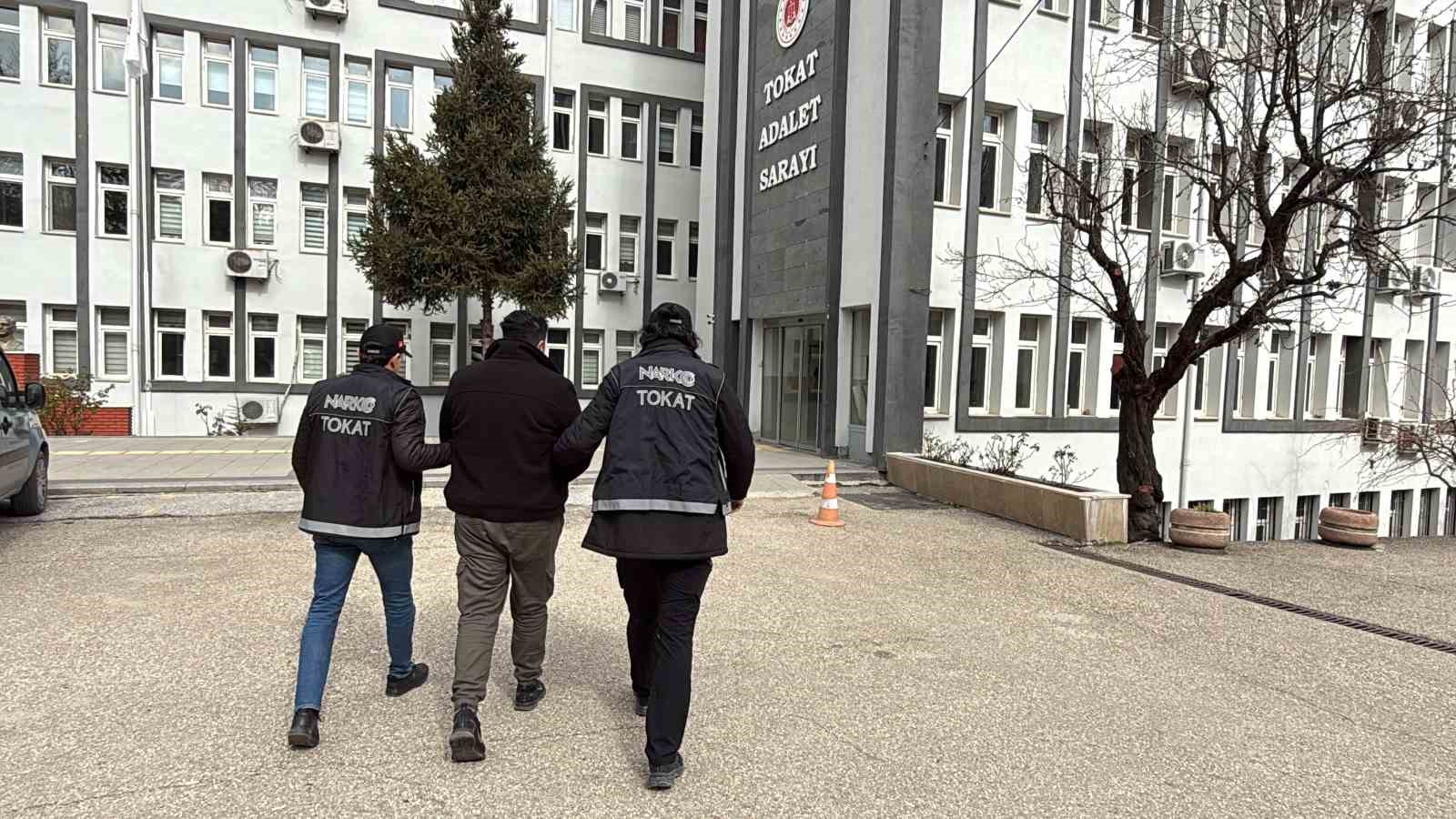 otogarda yakalanan suphelinin uzerinden bonzai hammaddesi cikti 1CRsNOTR