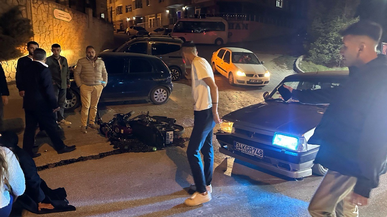 otomobil ile carpisan motosikletteki 2 kisi yaralandi