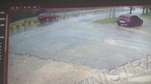 otomobilin ogretmene carpma ani guvenlik kamerasinda yArYQwF6