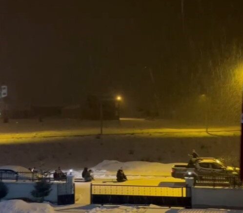 pikabin arkasina bagladiklari lastiklerle kar ustunde tum ilceyi turladilar gPPniaZG