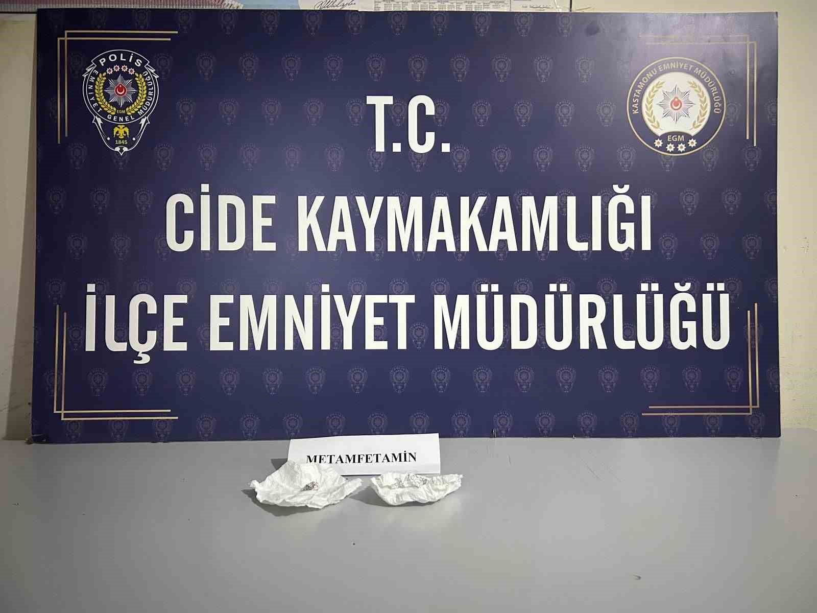 polis ekiplerinin durdurdugu aractan uyusturucu cikti 2 gozalti dwF5aSTq