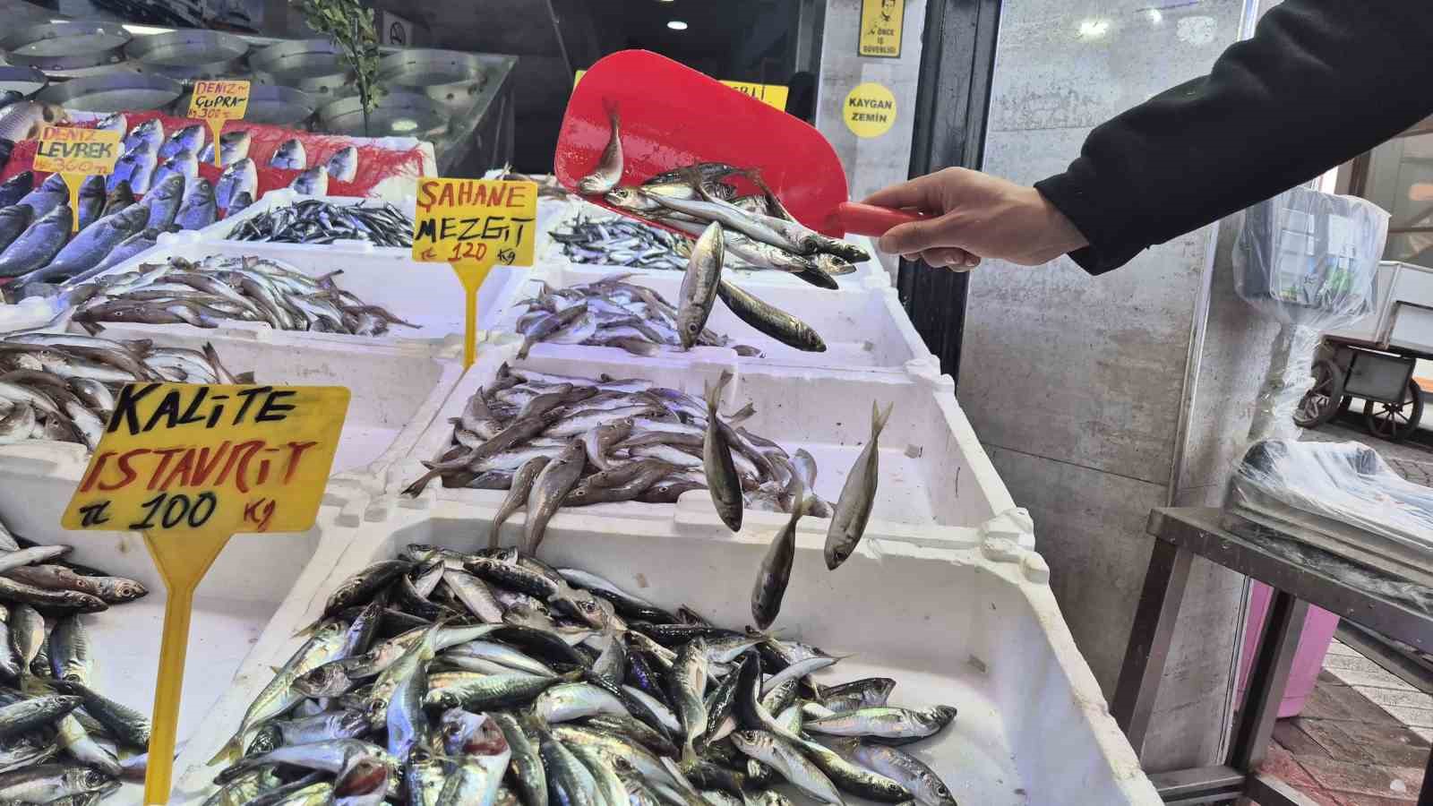 ramazanda balik tezgahlarinda sakinlik wYGdIMTu