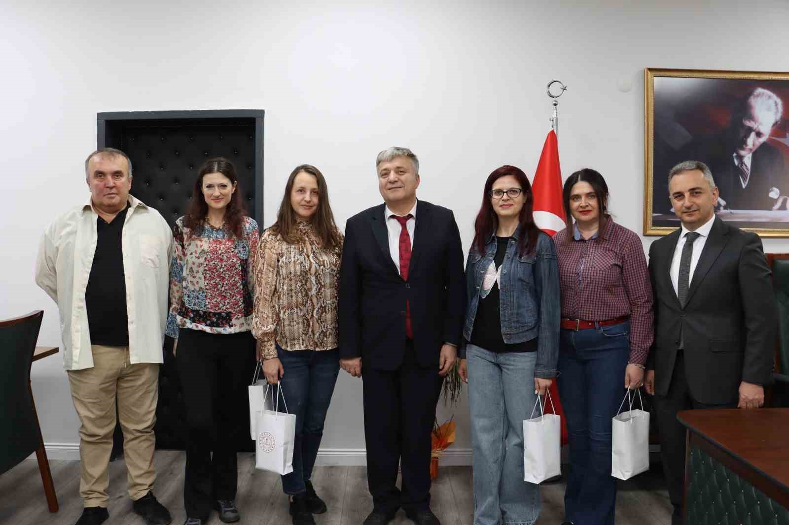 romanyali ogretmenler mill egitim muduru bozkani ziyaret etti