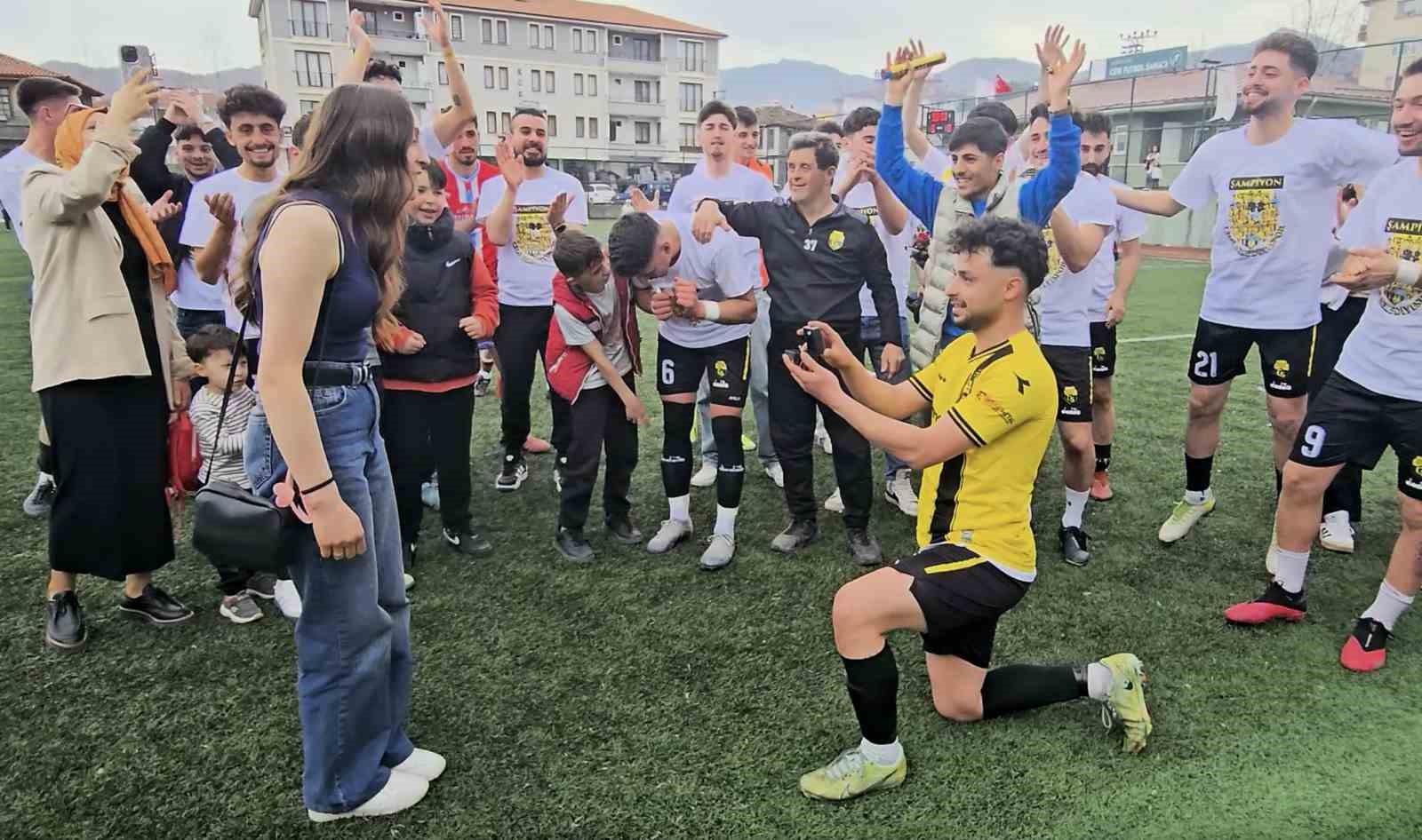 sampiyonluk macinda futbolcudan kiz arkadasina evlilik teklifi
