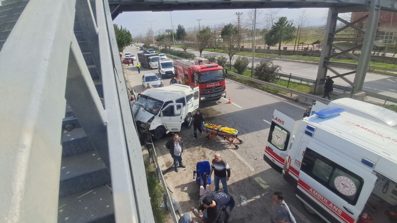 samsunda minibus ust gecidin diregine carpti 7 yarali LbbUsOWI
