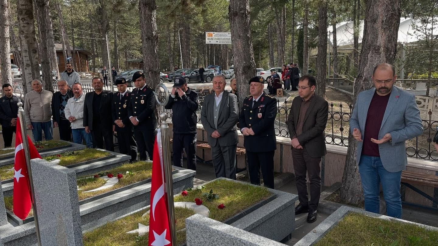 sehit hava pilot tegmen yavuz eracar kabri basinda anildi