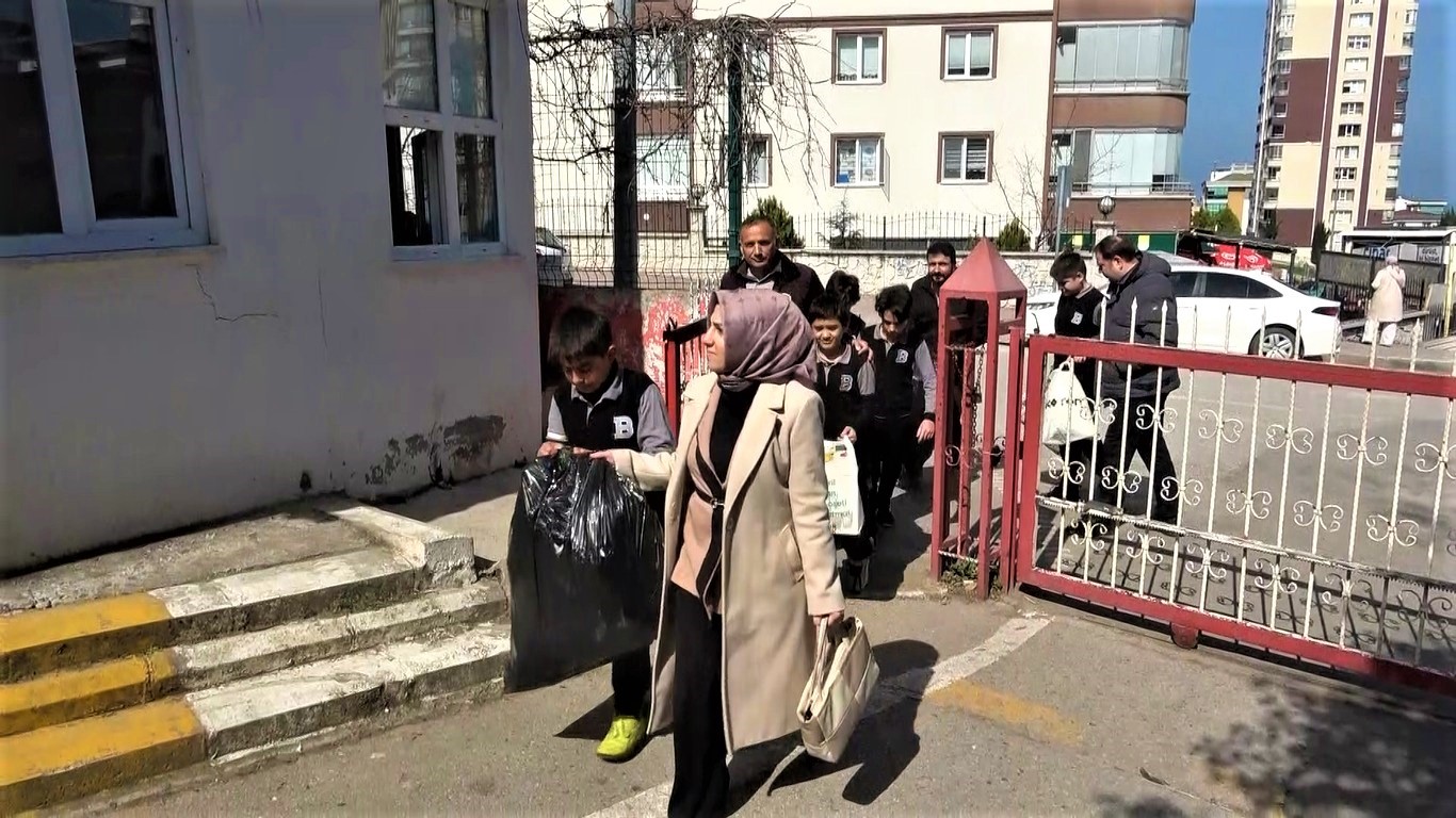 sifir atikta birinci okul veliler ve ogrenciler okula gelirken getiriyor yilda 20 tona yakin TW1IzriZ