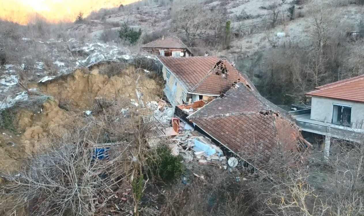 sinopta heyelan 3 ev ve bir ahir enkaza dondu AG33pAv5