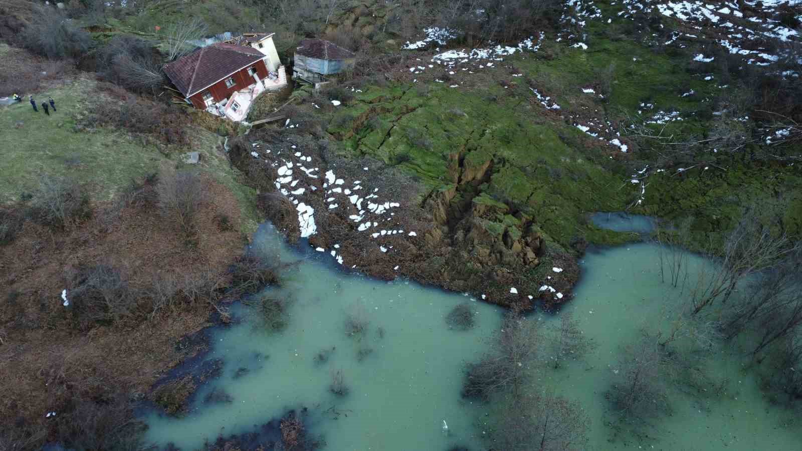 sinopta heyelan bolgesi havadan goruntulendi yollar sular altinda kaldi devasa golet olustu C3kvBnAG