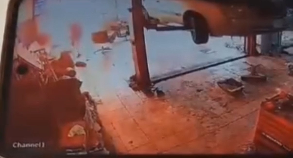 sobaya benzin doktu parlayan alevden son anda kurtuldu o anlar kamerada aQQ7RY4e