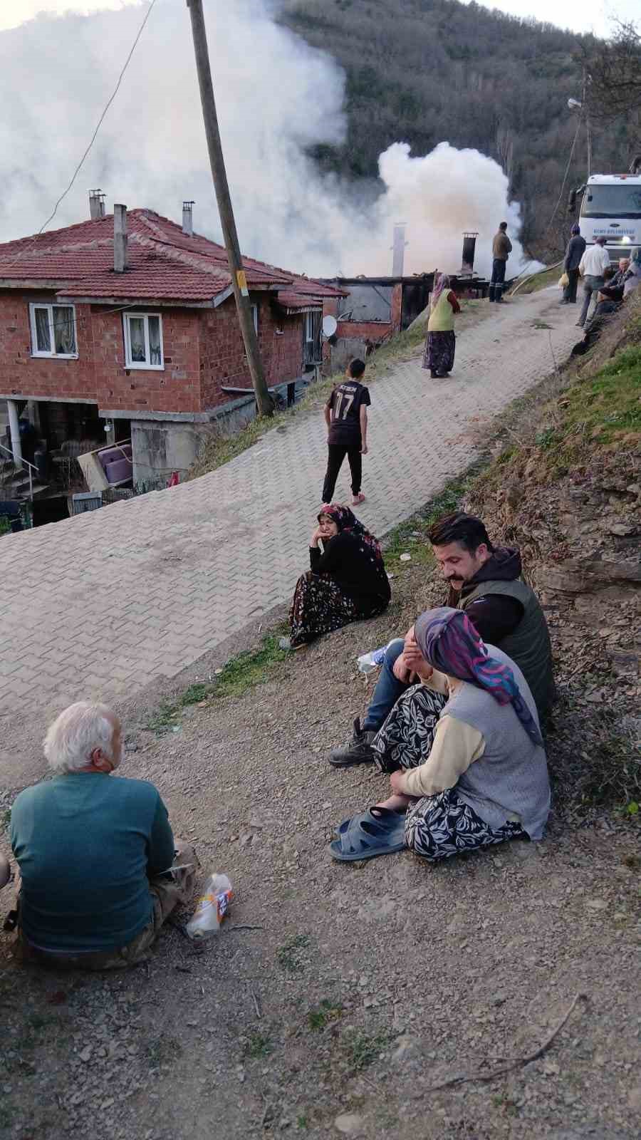 son anda yanmaktan kurtuldular caresizce alevleri izlediler 4RV48u8r