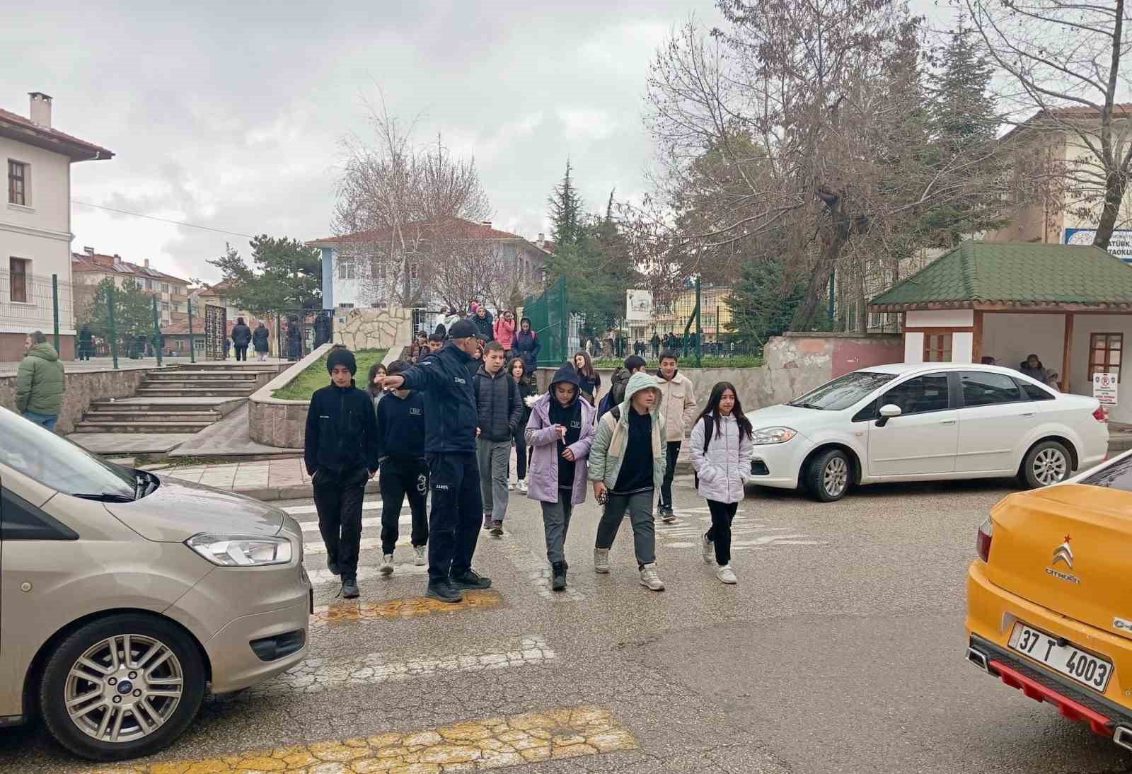 taskoprude zabita ekipleri sayesinde cocuklar okula guvenle gidiyor