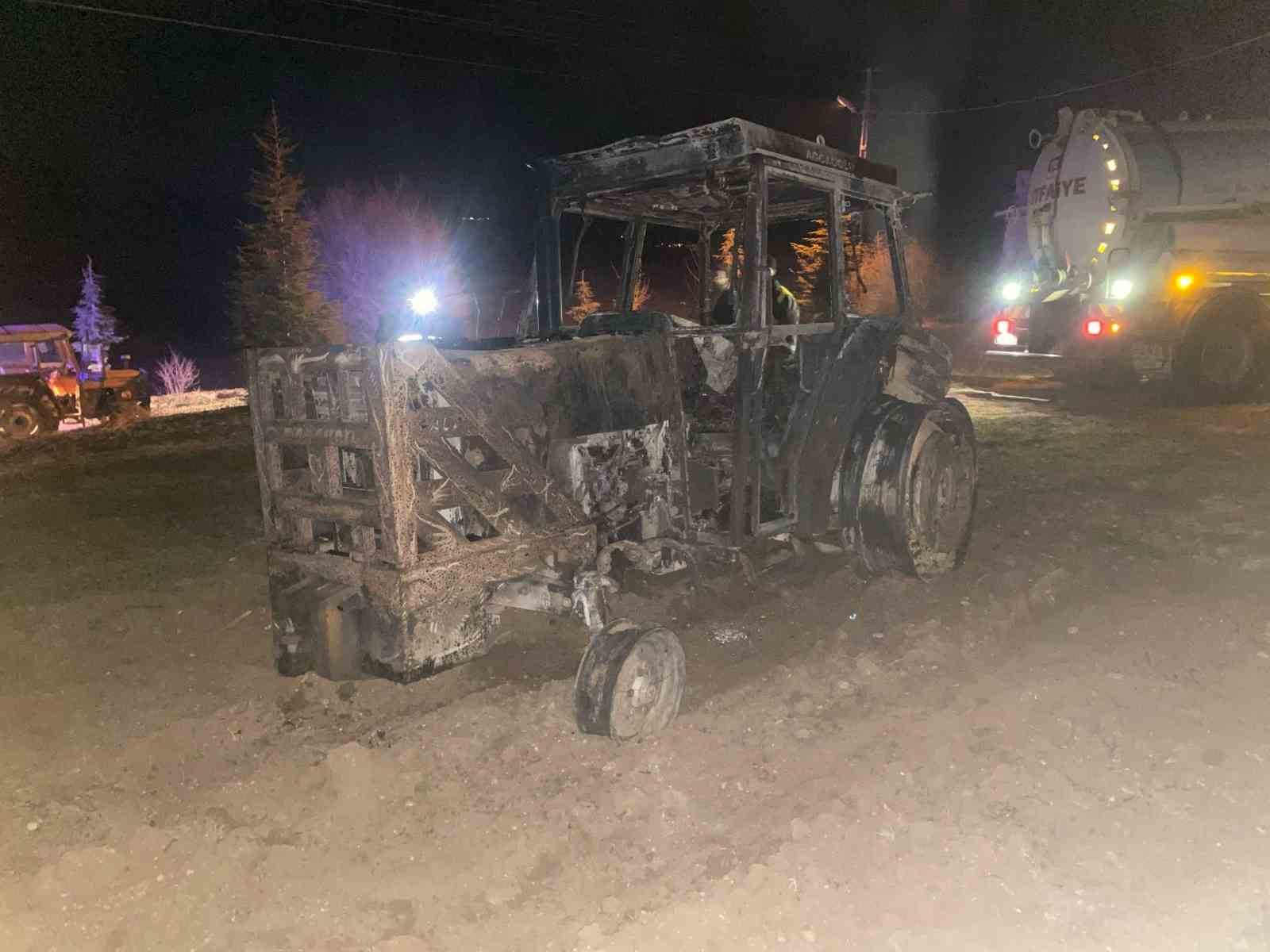 tokattaki yanginda samanlik ve traktor kule dondu EJJnUuPT