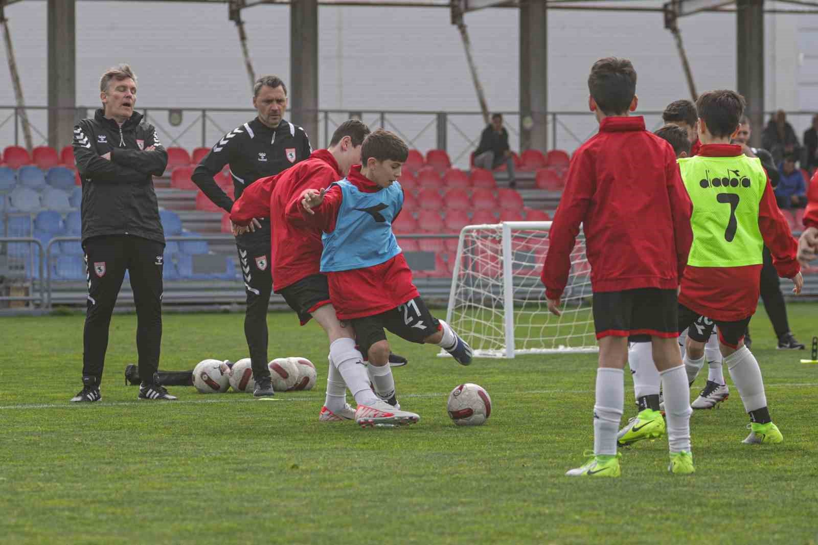 toulouse fc antrenorleri minik samsunspor futbolculariyla antrenmana cikti OzP3YWtz