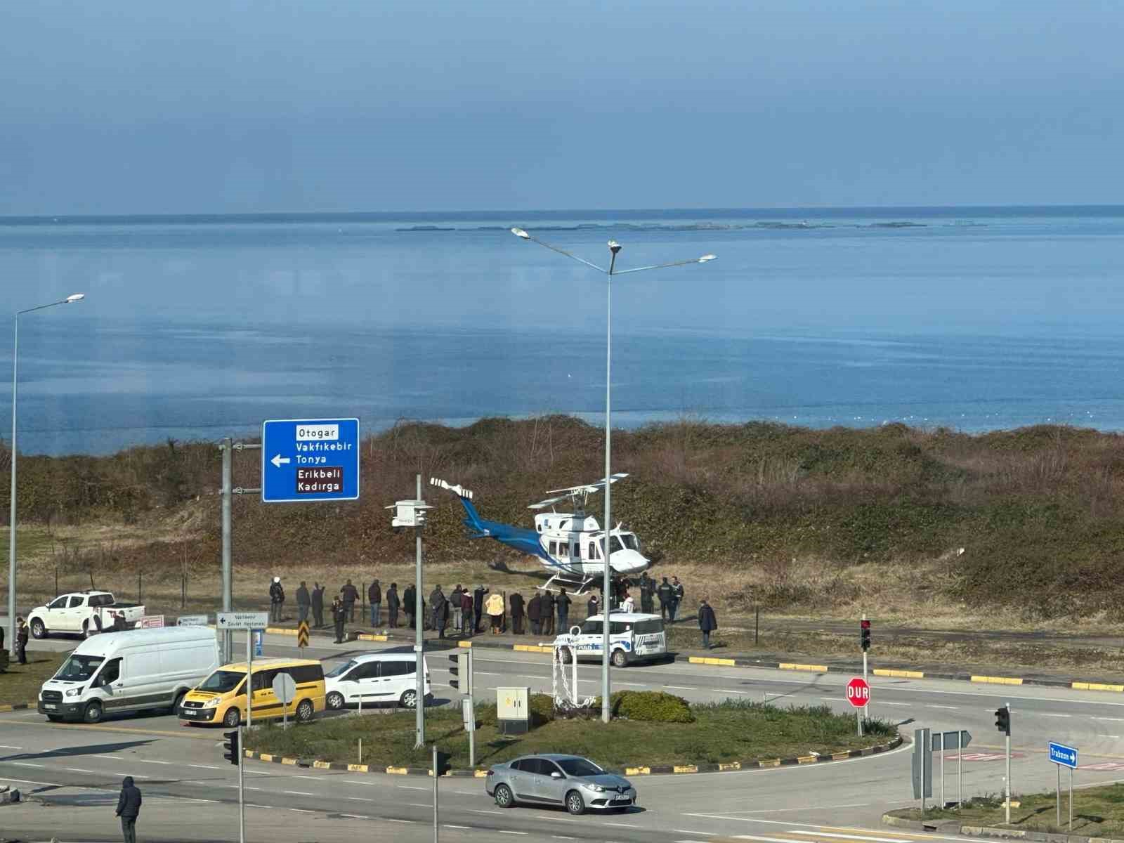 trabzonda sahil yolu kenarina acil inis yapan helikopter korkuttu UBviNTnh