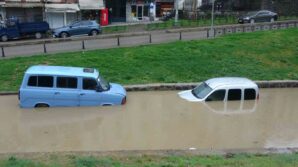 trabzonda siddetli yagis sonrasi gole donen yolda araclar su altinda kaldi trZQqTmS