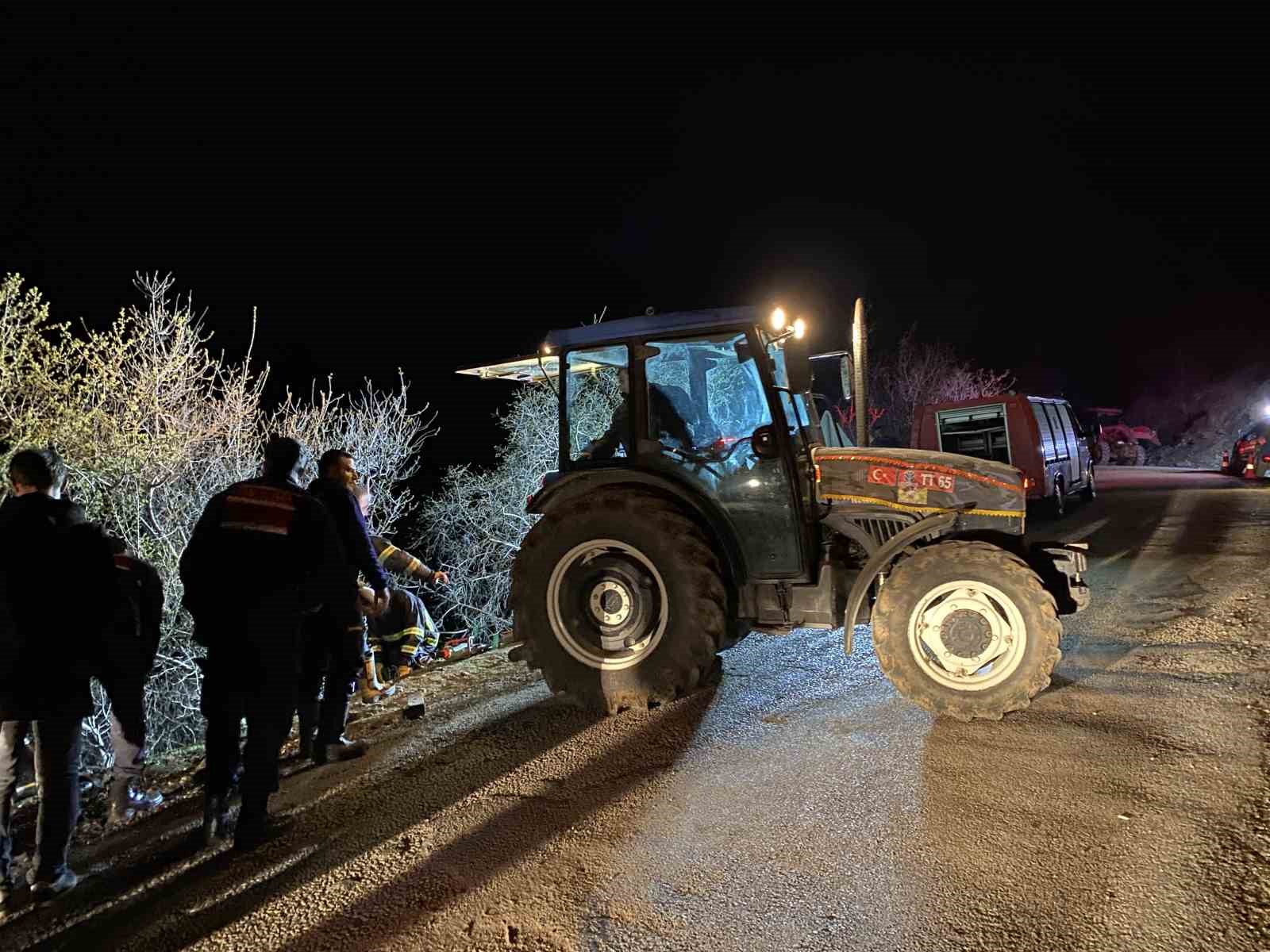 ucuruma yuvarlanan traktorun altinda kalan surucu hayatini kaybetti vW2Ya2IL
