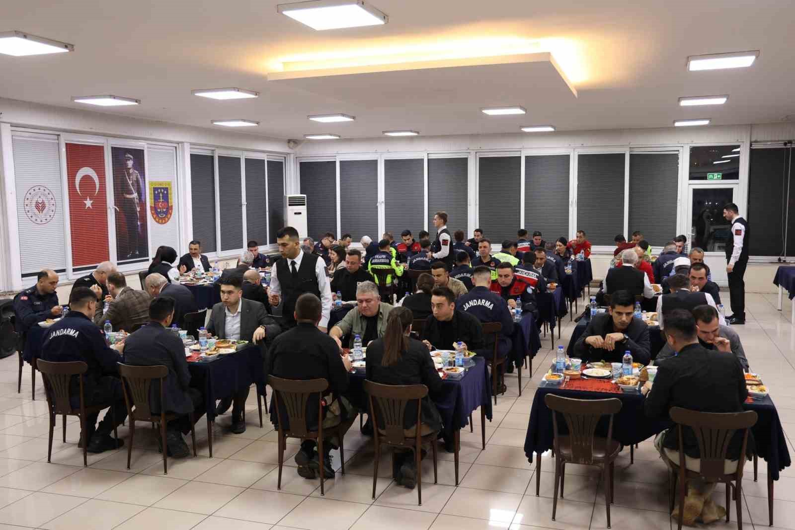 vali hacibektasoglu jandarma personeliyle iftar programinda bulustu alWQL25T