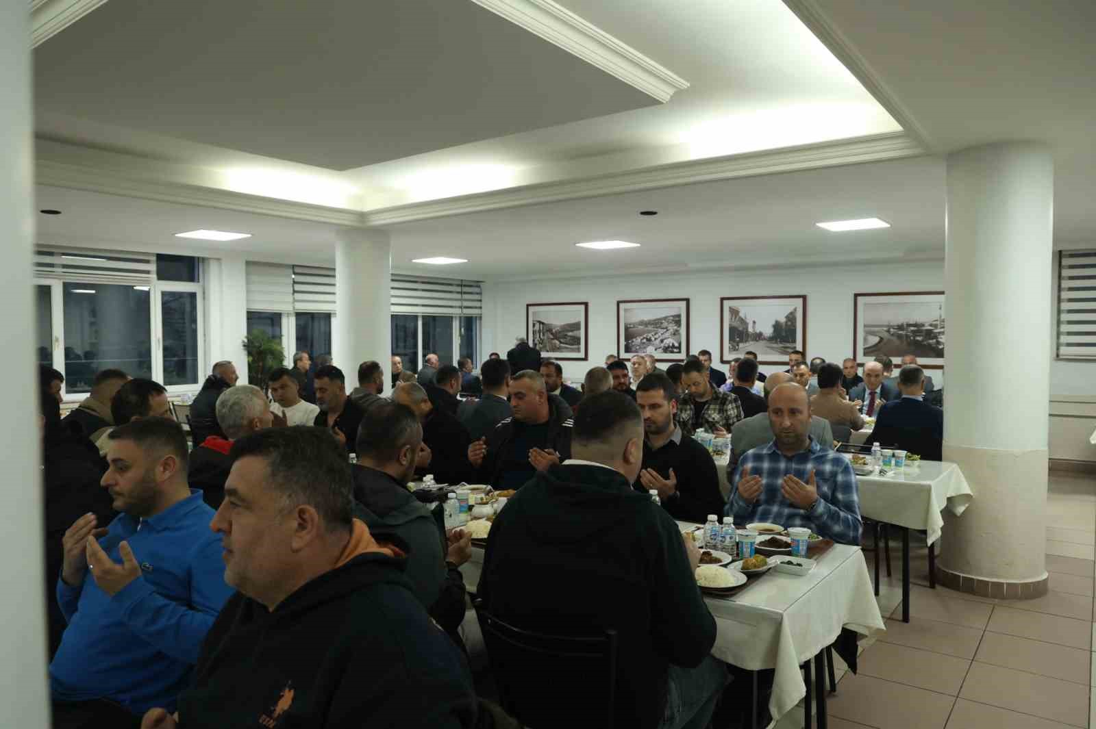 vali hacibektasoglu ozel idare personeli ile iftarda bulustu