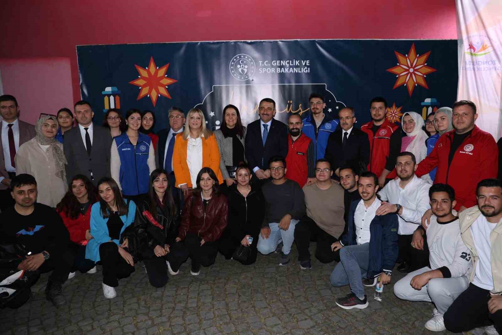 vali hacibektasoglu universiteli genclerle iftarda bulustu JEAhcDkq