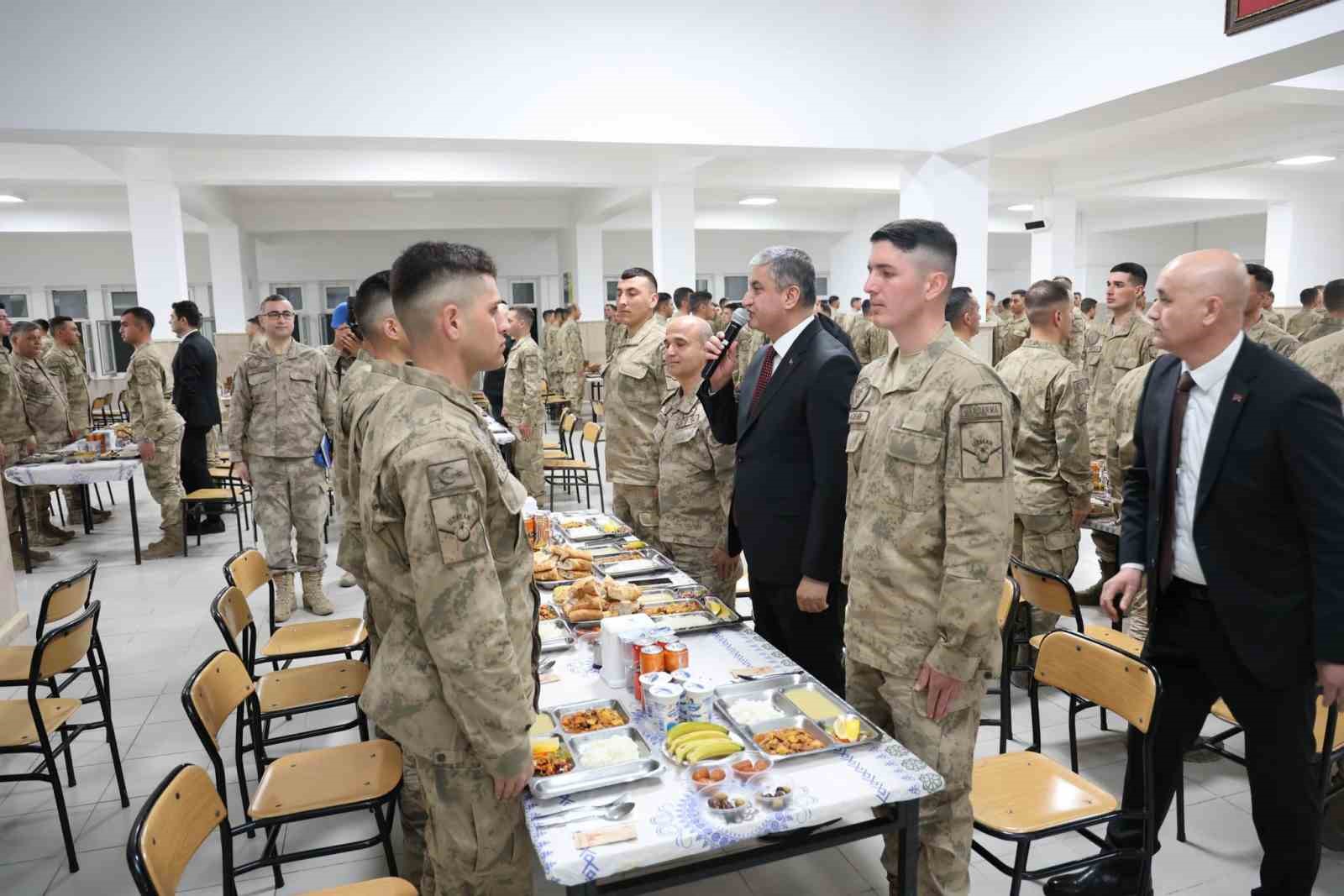 vali yavuz komandolarla iftar yapti jM5U7Bla
