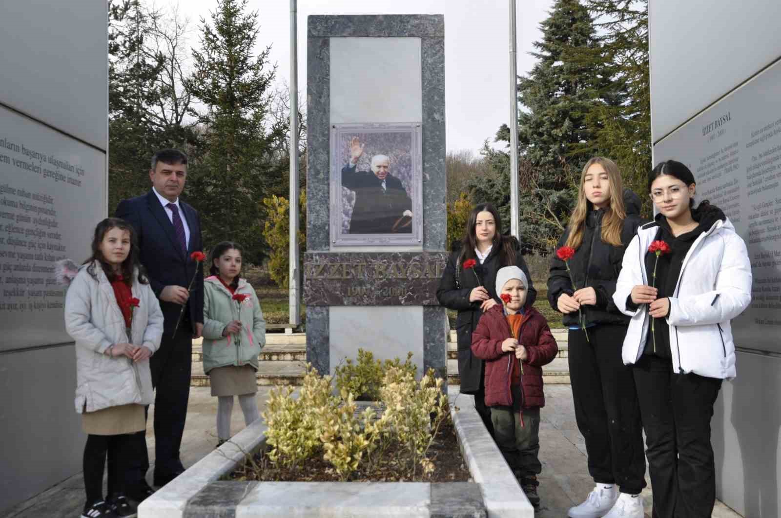 vefatinin 25nci yilinda minikler boyle andi o bizim izzet babamizdir KA3XQQPn