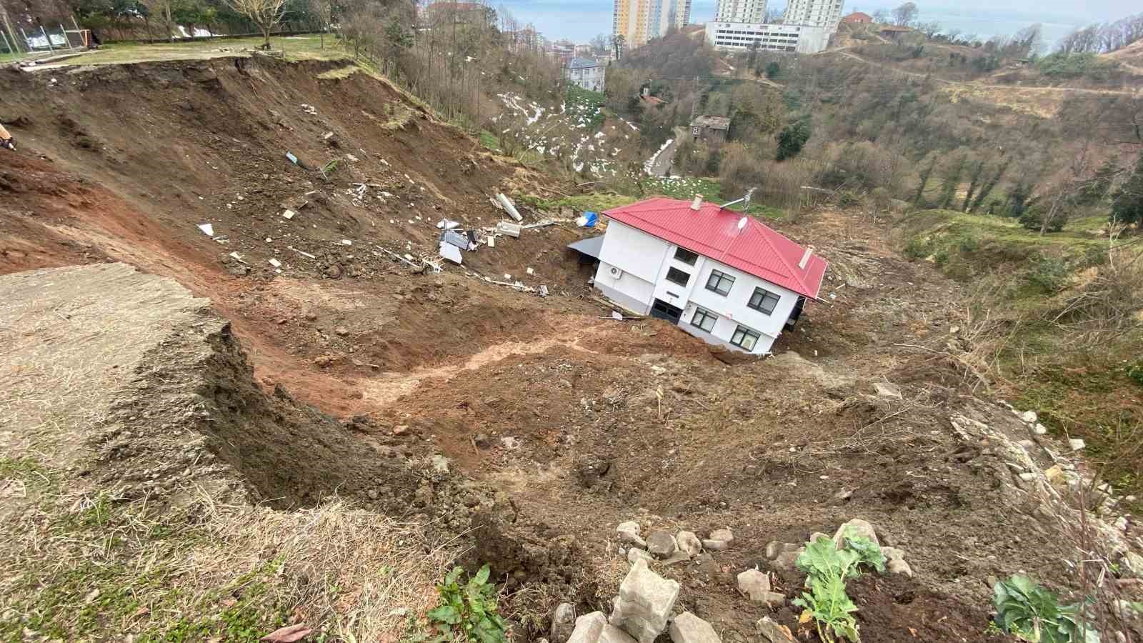 yapisal butunlugu bozulmadan 50 metre suruklenen evin bulundugu bolge afet bolgesi kapsamina alindi EqJSy1Xf