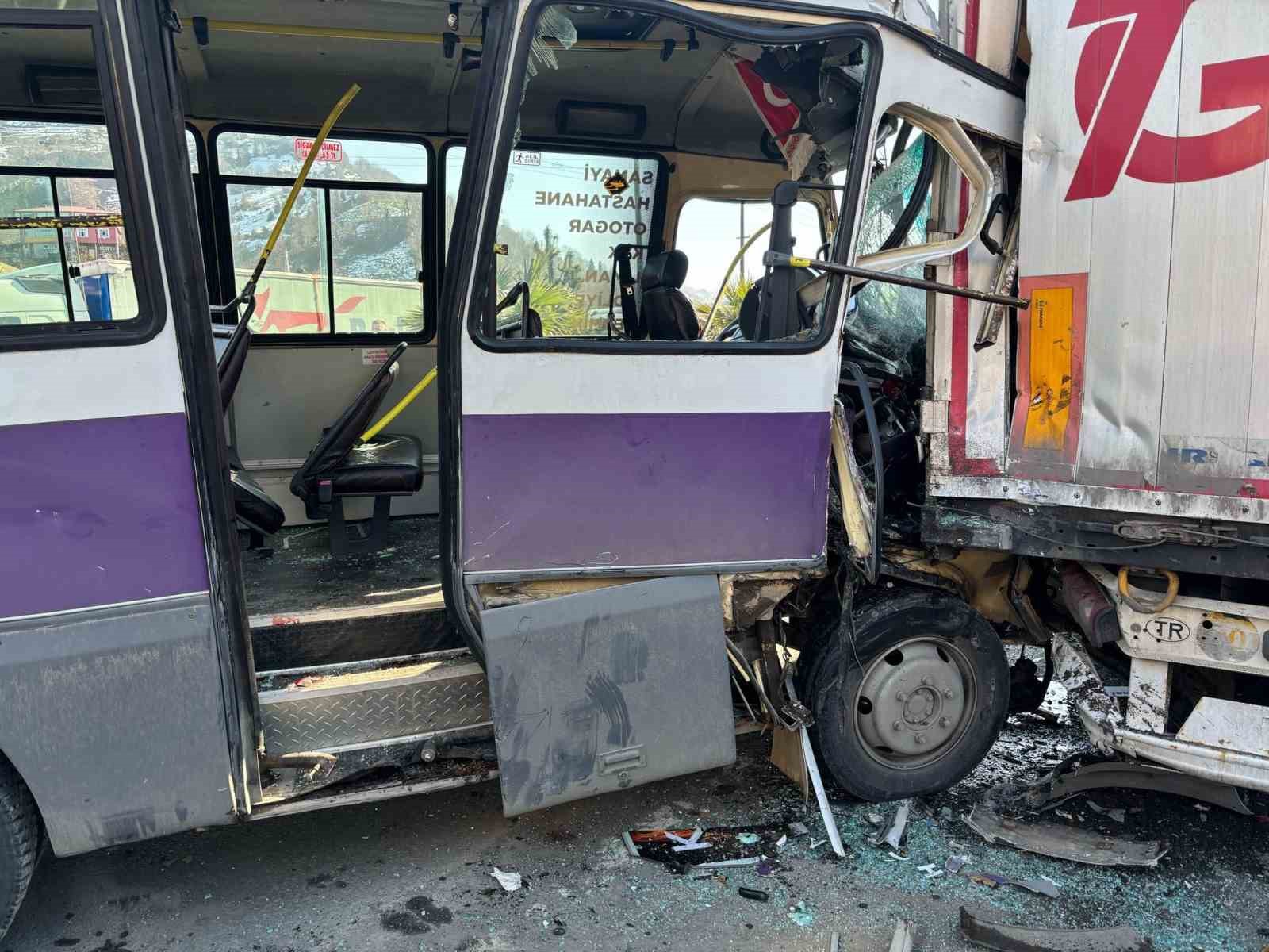 yolcu dolu minibus park halindeki tira carpti 12 yarali