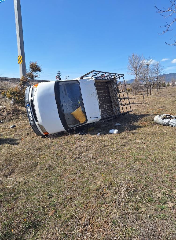 yoldan cikan kamyonet tarlaya uctu 2 yarali UdL767Y2