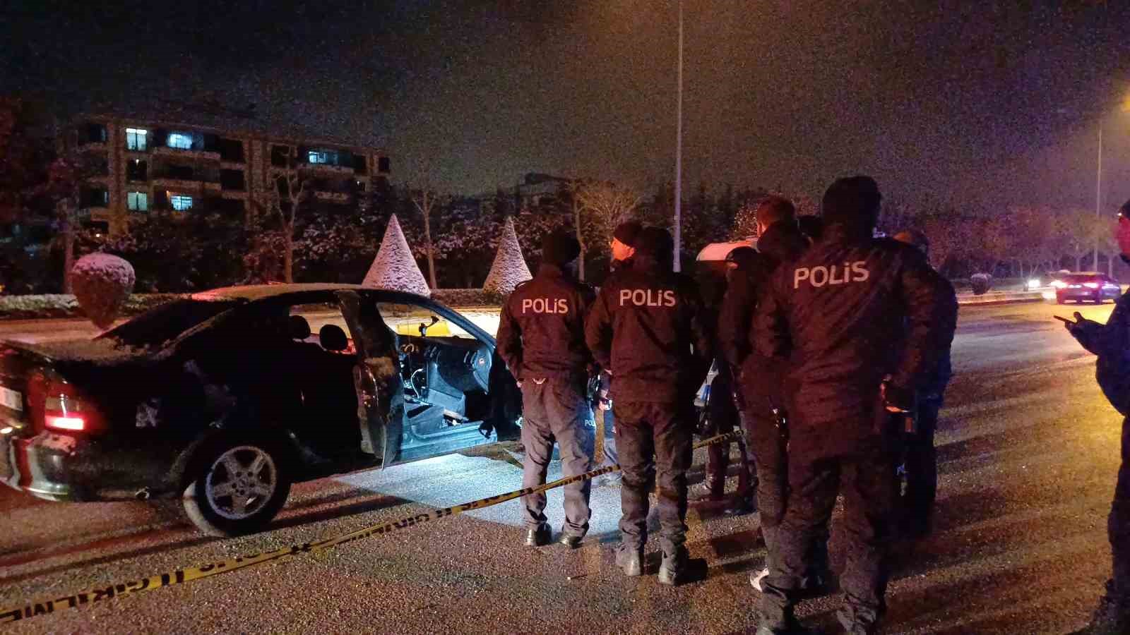 20 yasindaki genc park halindeki otomobilde silahla vurulmus halde bulundu 4vWwF7sJ