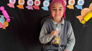 23 nisan kutlamalari sonrasinda geldiginde evinde balkondan duserek hayatini kaybetti gEjahraG