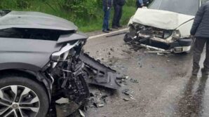 alaplida kafa kafaya carpisan otomobillerde 2 kisi yaralandi 3KRhv55g