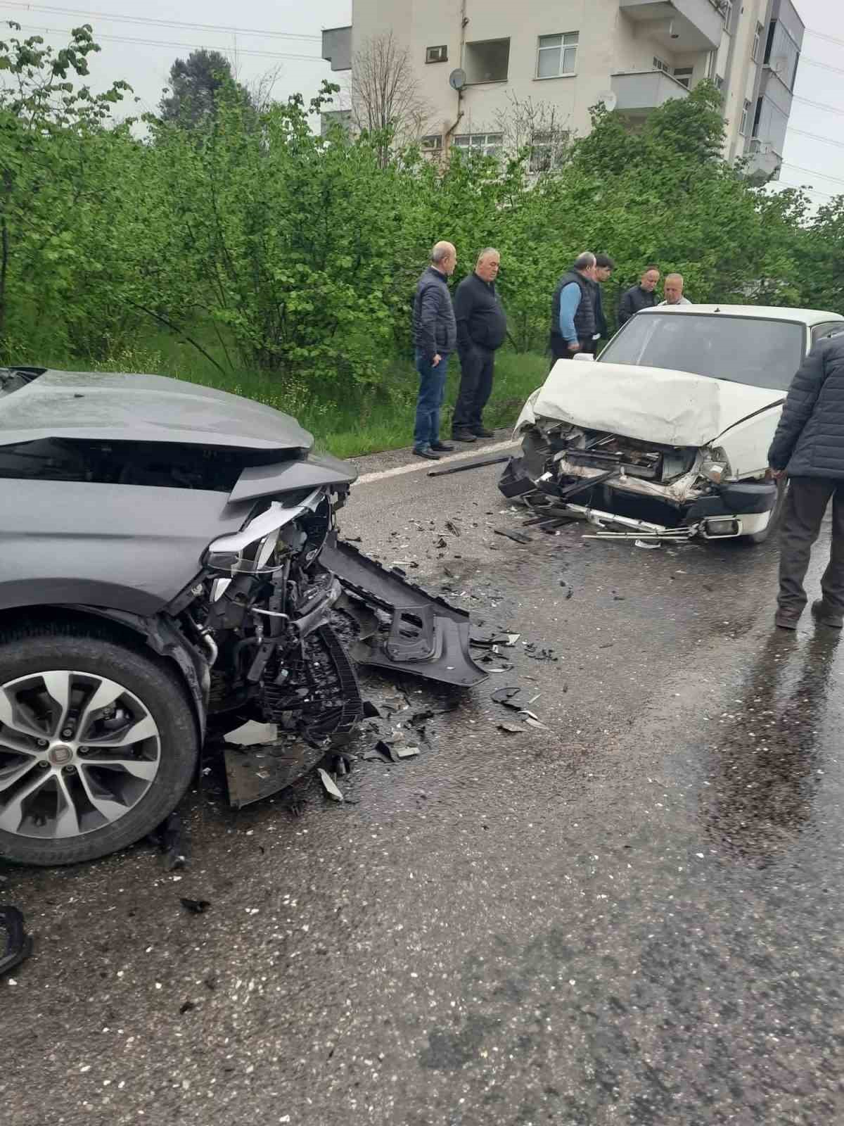 alaplida kafa kafaya carpisan otomobillerde 2 kisi yaralandi 3KRhv55g