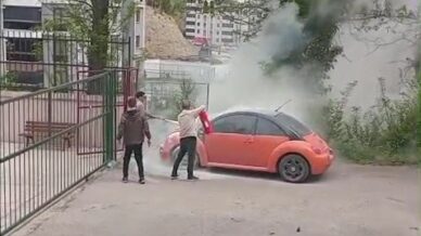 alev alan otomobile ilk mudahaleyi okul muduru yapti eziAsEyQ