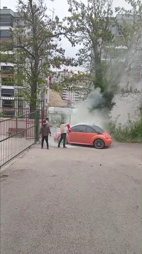 alev alan otomobile ilk mudahaleyi okul muduru yapti eziAsEyQ