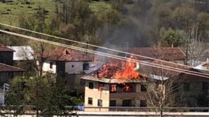 alevlere teslim olan uc katli ev kullanilmaz hale geldi EnNQpPgR