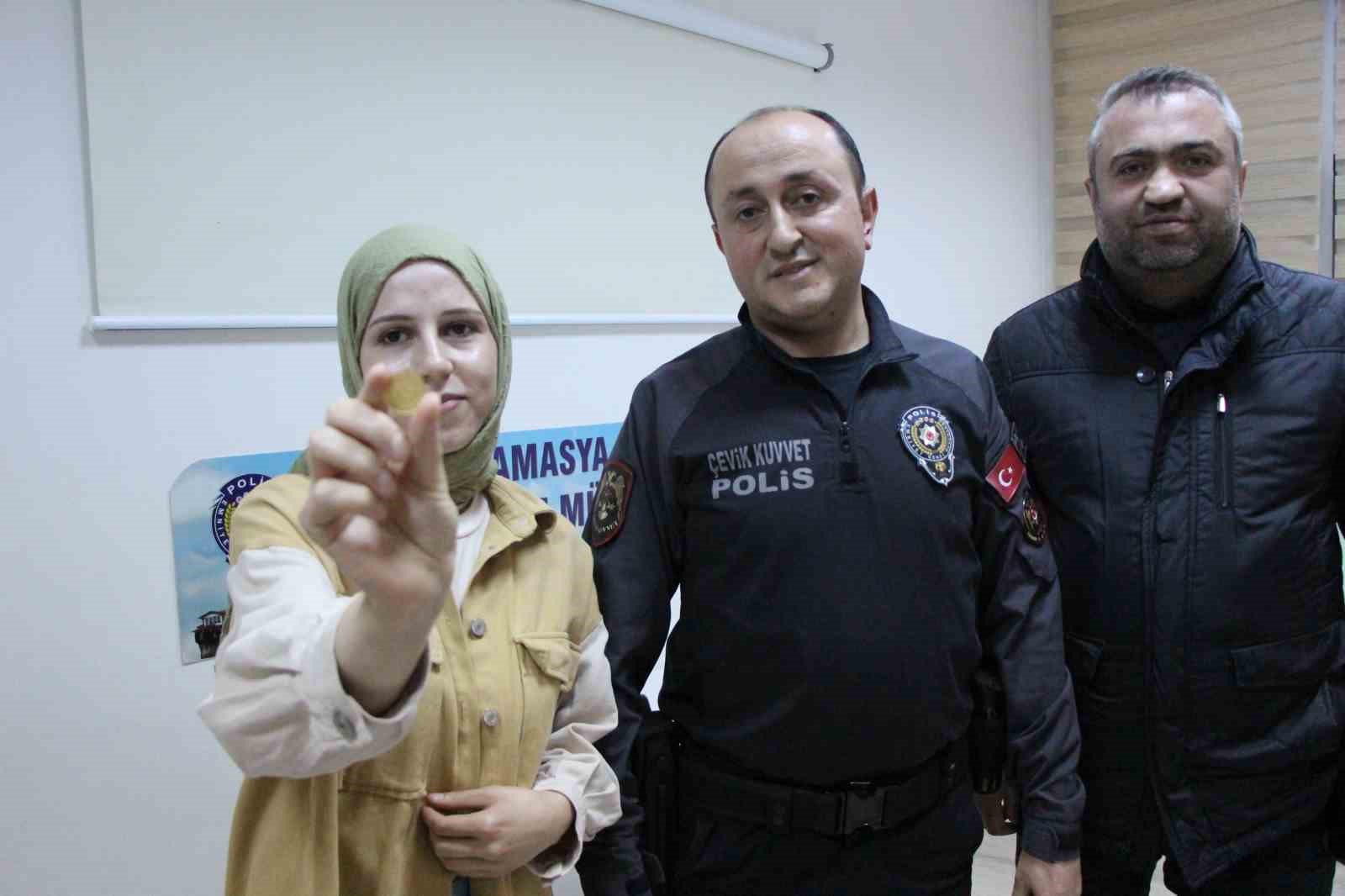 alisveris yaparken altinini kaybeden genc kizi sokakta gezen polis sevindirdi SUdEVCi1